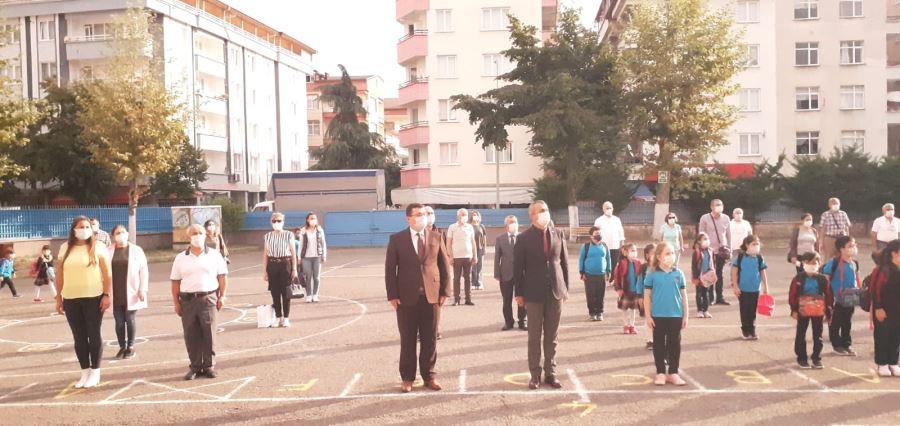 MÜDÜR BEKYÜREK, BAYRAK TÖRENİNE KATILDI