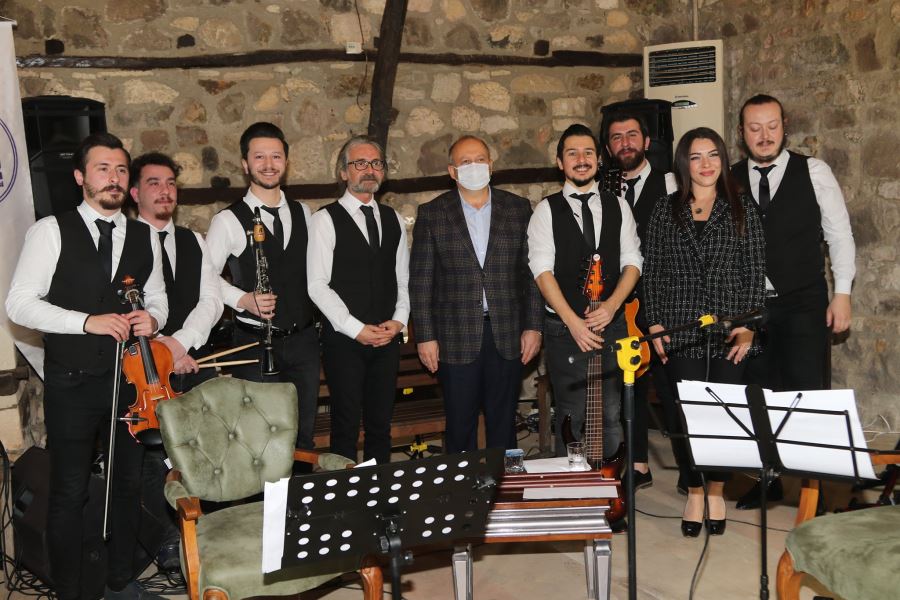 CANLI PERFORMANSLARI BEĞENİLDİ