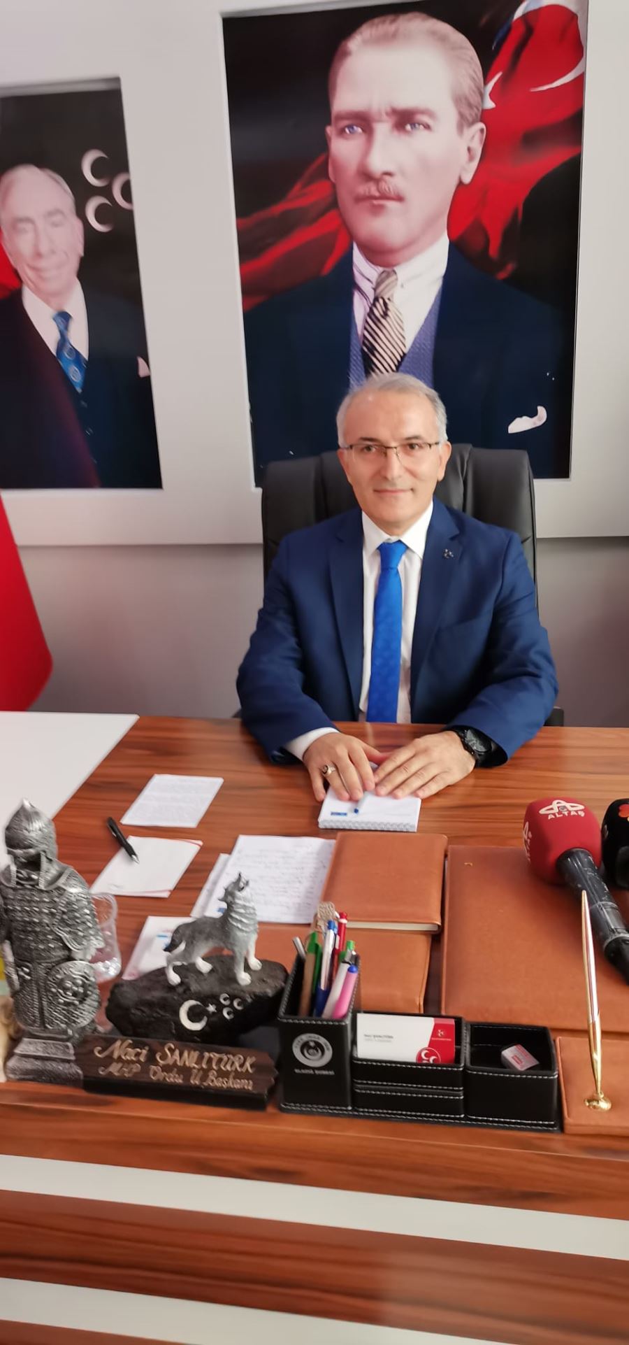 TEBRİK ETTİ