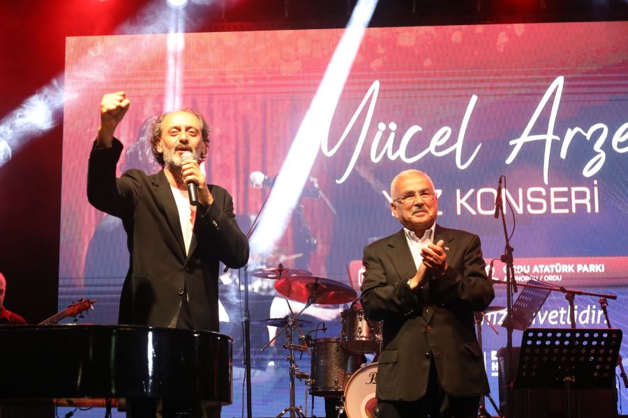 KULAKLARIN PASINI SİLDİ 