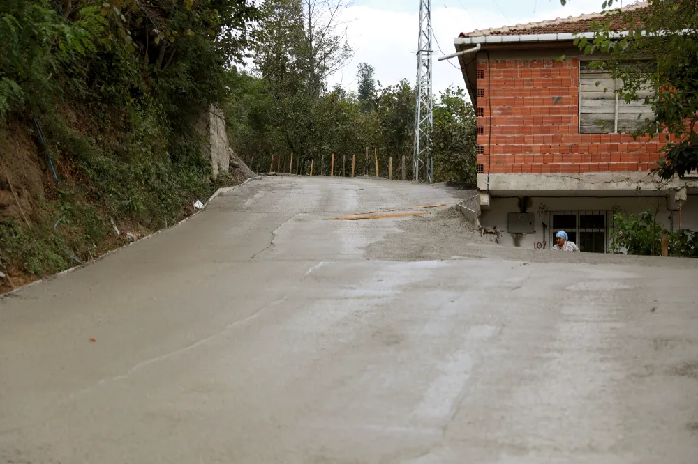 ÇATALPINAR’DA BETON YOL SEVİNCİ 