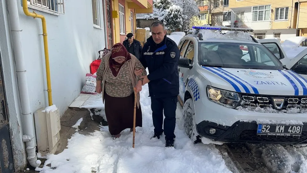 YAŞLI ÇİFTE ZABITA ŞEFKATİ!