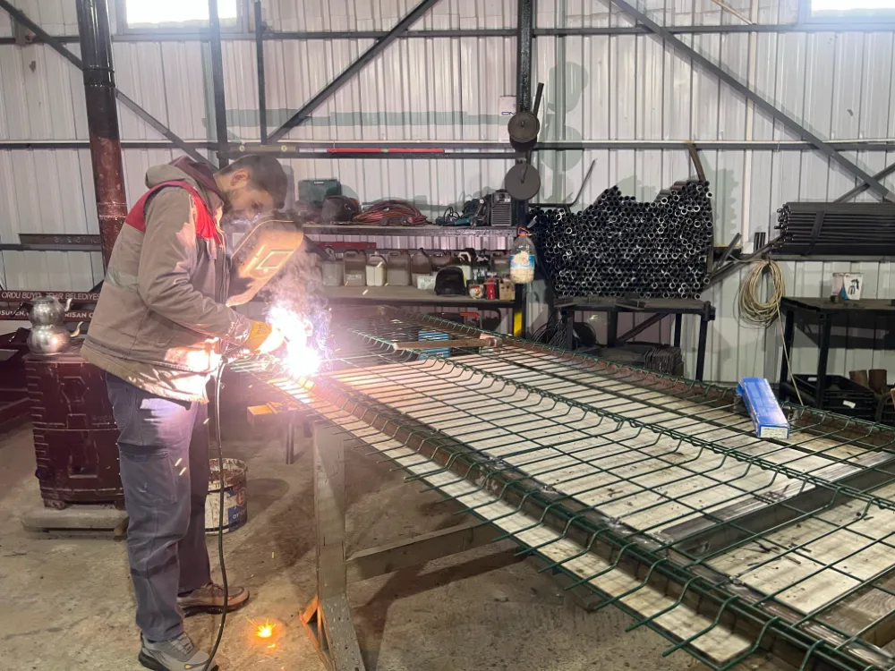 BÜYÜKŞEHİR KENT MOBİLYALARINI KENDİ ÜRETİYOR 