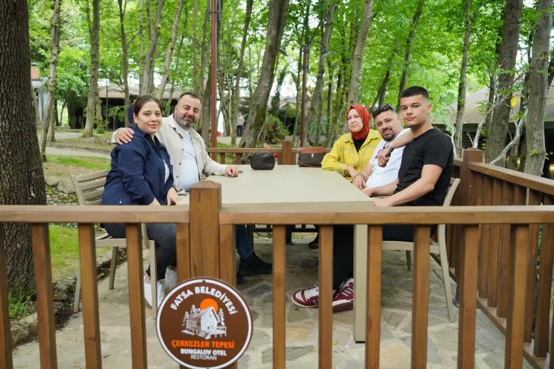 KAPILARINI HALKA AÇTI!
