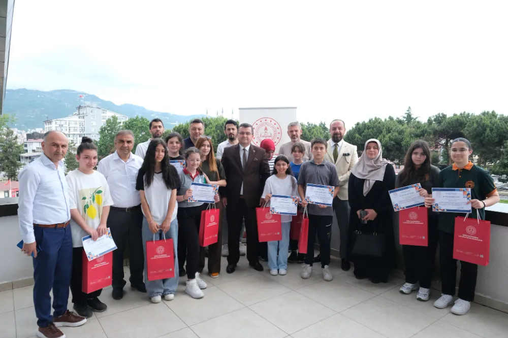RESİM VE ŞİİRLE YAŞATIYOR