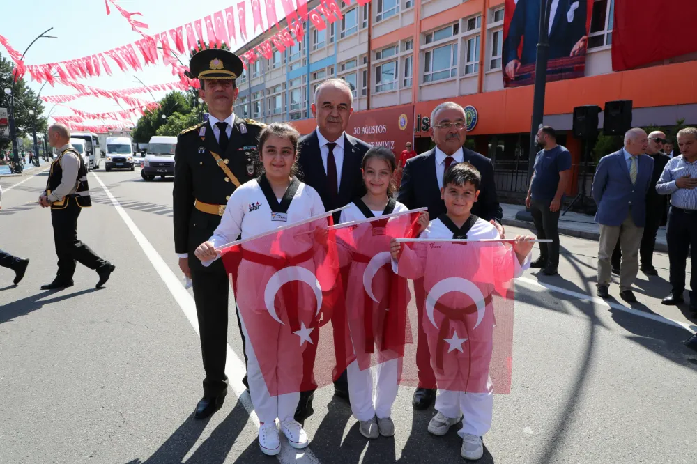 COŞKULU TÖREN!