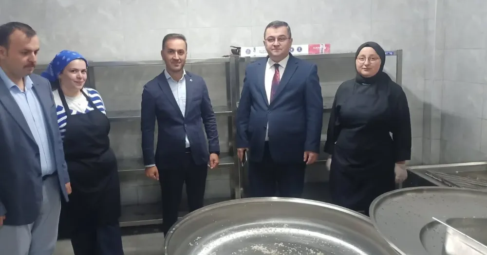 ÖĞRENCİLERE YEMEK DAĞITILIYOR
