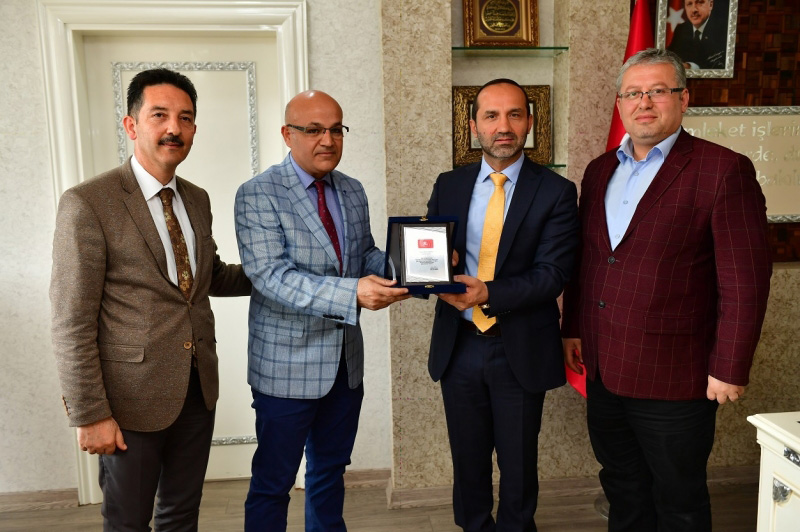BASIN İLAN KURUMU?NDAN BAŞKAN ÇAMYAR?A ÖDÜL