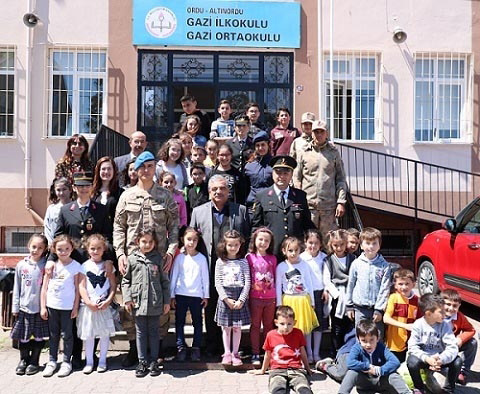 OKULDA JANDARMA VAR!