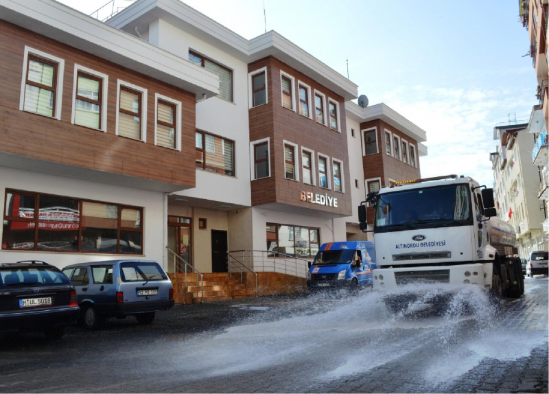 PERŞEMBE`DE CADDE VE SOKAKLAR İLAÇLI SUYLA YIKANDI