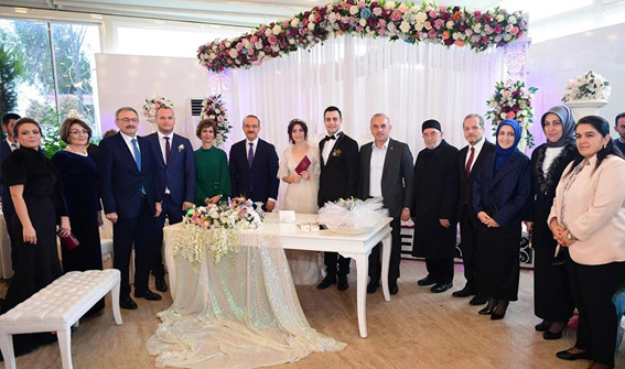 REKTÖR?ÜN KIZI DÜNYA EVİNE GİRDİ